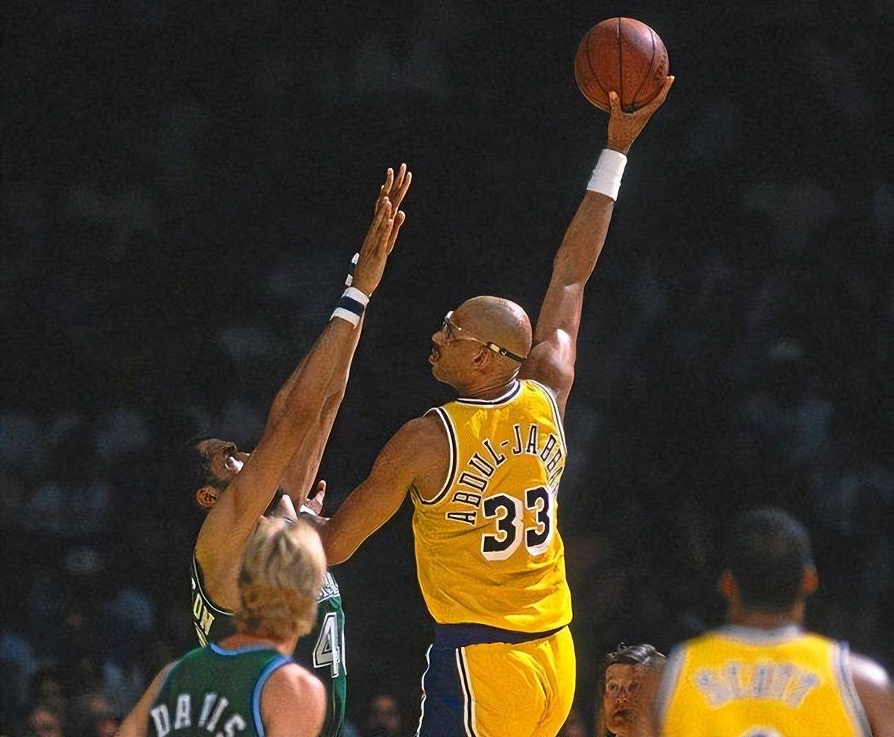 前锋远射破门，比分被重新点燃