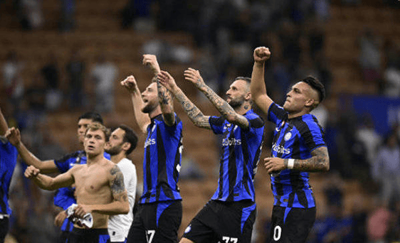 选手与果盘妹亲密接触被拍！网友称其对不起谈了8年的女友！其回应被女友绿了2次！