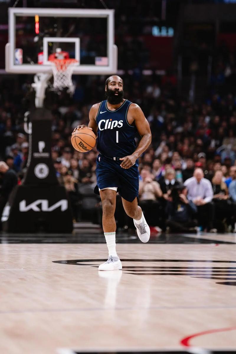 快船完胜！哈登32+10创纪录，三球25+9新秀爆发，伦纳德35+5全队第二