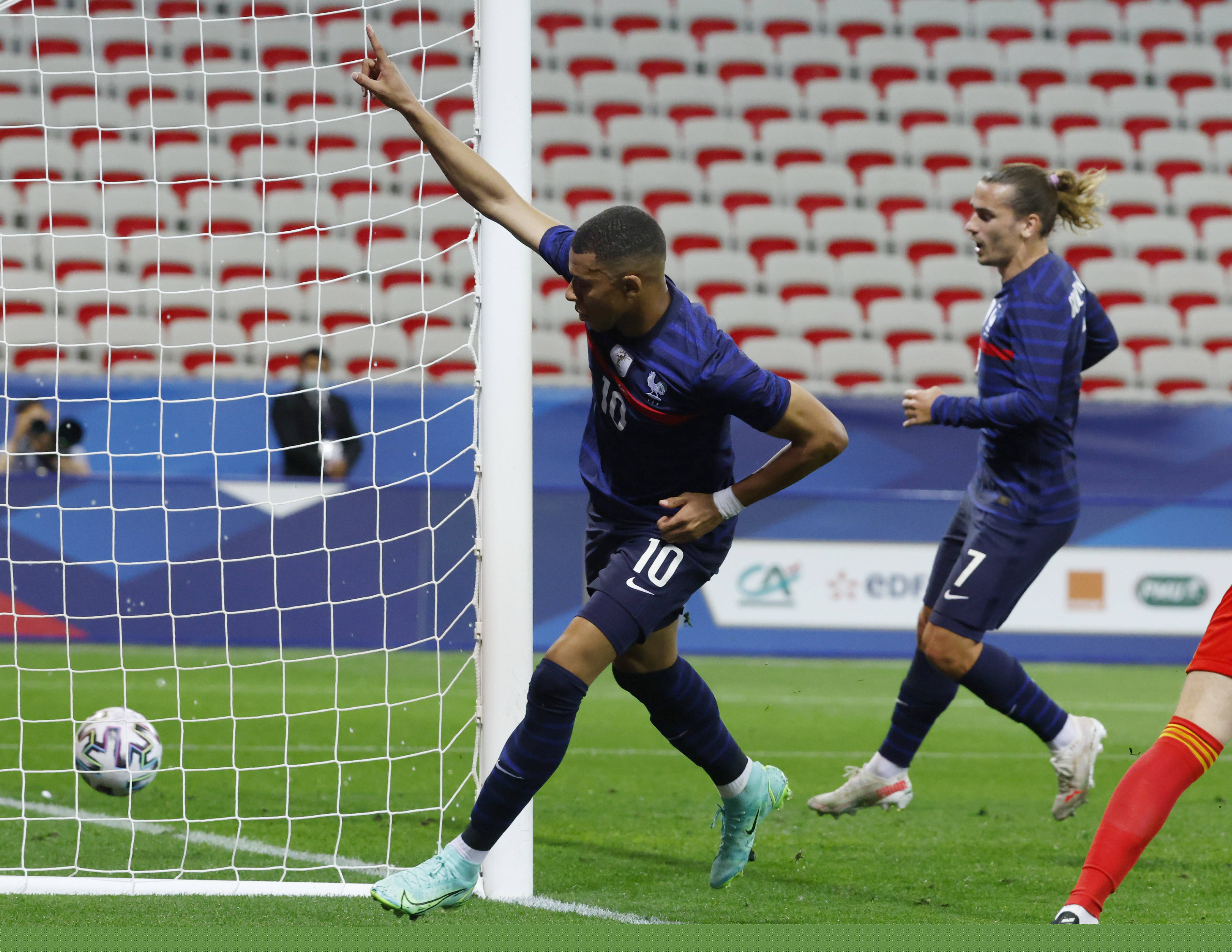 迈阿密国际总比分2-1晋级，梅西双响+完成生涯第400次助攻