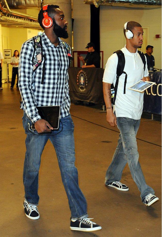 梦幻联动！齐达内晒与樊振东打乒乓球照片