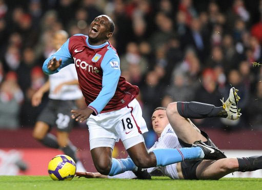 樊振东德国杯夺冠！与队友手牵手蹦起来庆祝 高举奖杯笑得超开心